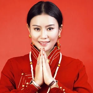 歌手班玛措的图片