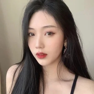 歌手薄何的图片