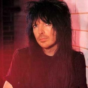 歌手Mick Mars的图片