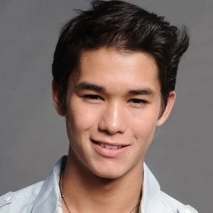 歌手Booboo Stewart的图片
