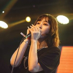 歌手椅子不够酷的图片