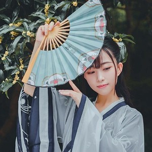 歌手小豆蔻儿的图片