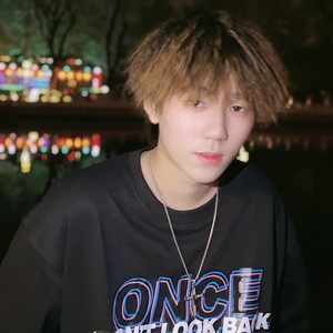 歌手奕南的图片