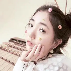 歌手林小尤Simona的图片