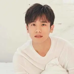 歌手上白的图片