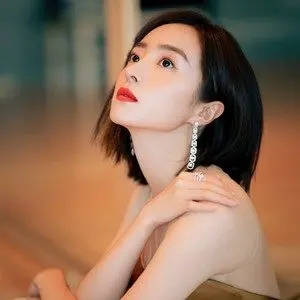 歌手胡冰卿的图片
