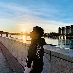 歌手FlyN的图片