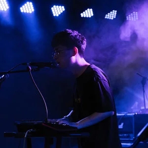 伴奏Run Away With Me (Live)的封面