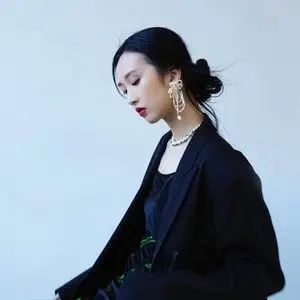 歌手Nono陈童言的图片