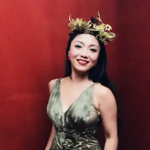 歌手何伶的图片