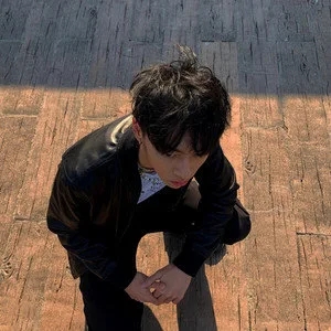 伴奏我是你的谁 (精消无和声纯伴奏)的封面