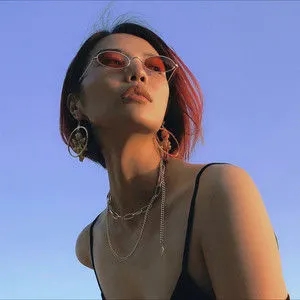 歌手王胜娚的图片