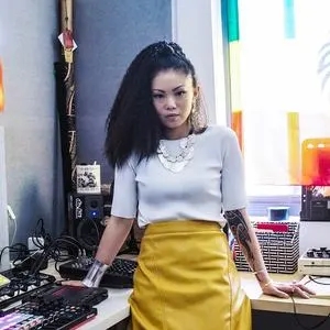 歌手YEHAIYAHAN的图片