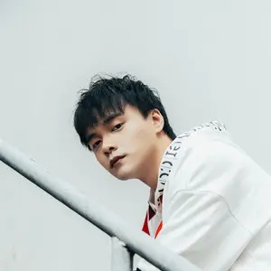 歌手易言的图片
