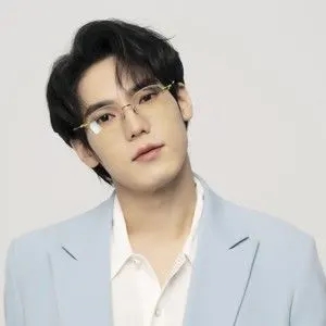 歌手李宸希的图片