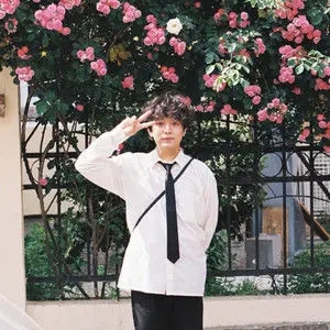 歌手栗先达的图片