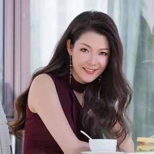 歌手钟维的图片