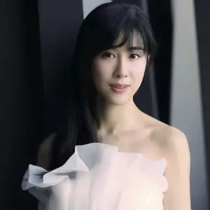 歌手张力尹的图片
