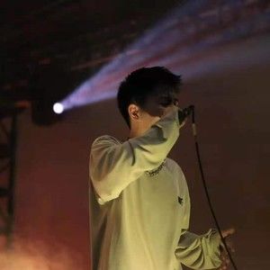 歌手Huss的图片