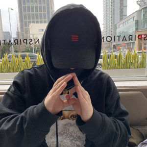 歌手TiLer的图片