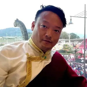 伴奏成都,拥抱世界 精消纯伴奏的封面