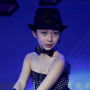 伴奏快快长大 (中国新声代第一季)(精消无和声纯伴奏)的封面