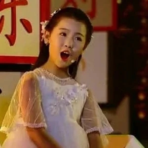 歌手闫笑然的图片