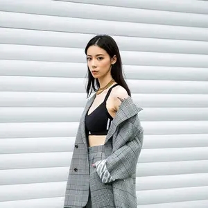 歌手Laurie洛艺的图片