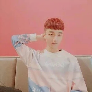 歌手鱼初九的图片