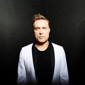 歌手Nicholas Gunn的图片