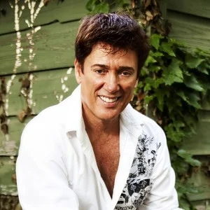 歌手Ronnie McDowell的图片