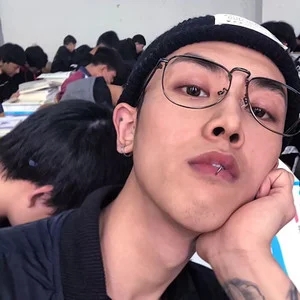 歌手迷人秋爷的图片