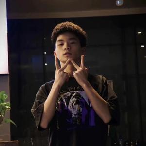 歌手L8R的图片