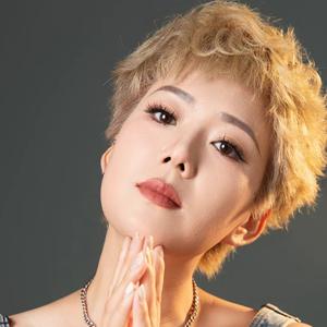 歌手王娜的图片