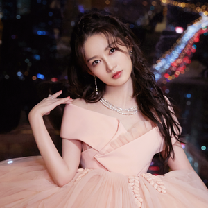 歌手李沁的图片