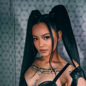 歌手Bella Poarch的图片