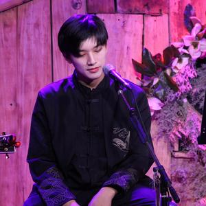 歌手义掌柜的图片