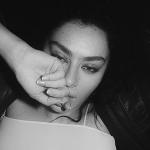 歌手Charli XCX的图片