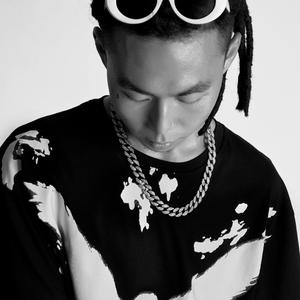 歌手YOUNG的图片