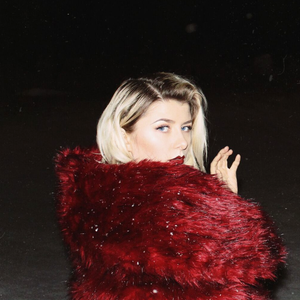 伴奏Hold Me Closer (KK Instrumental)的封面