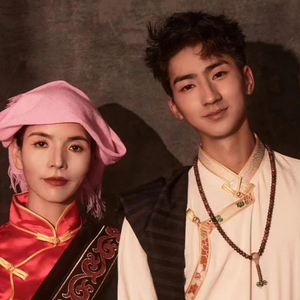 歌手丹正母子的图片