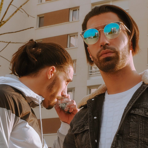 伴奏Deux frères (Karaoke Version)的封面