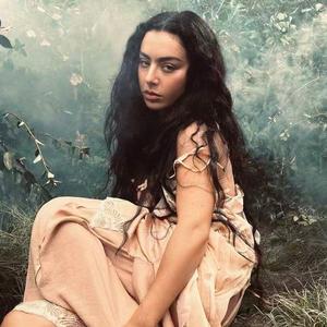 伴奏Sympathy is a knife featuring ariana grande (带和声)的封面