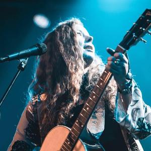 歌手Kaitlin Butts的图片