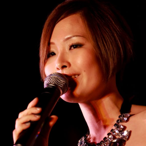 歌手何芸妮的图片