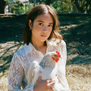 歌手Laufey的图片