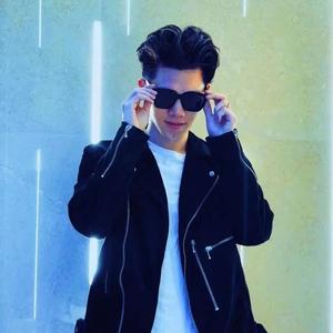 歌手cny j的图片