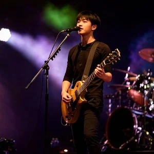 伴奏我是不是该安静的走开 (R&B版) (精消)的封面