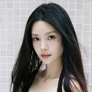 歌手张艺上的图片