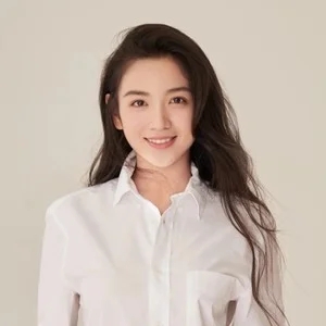 歌手代露娃的图片